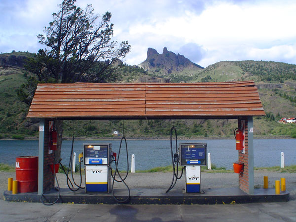 Pompa di benzina lungo la strada