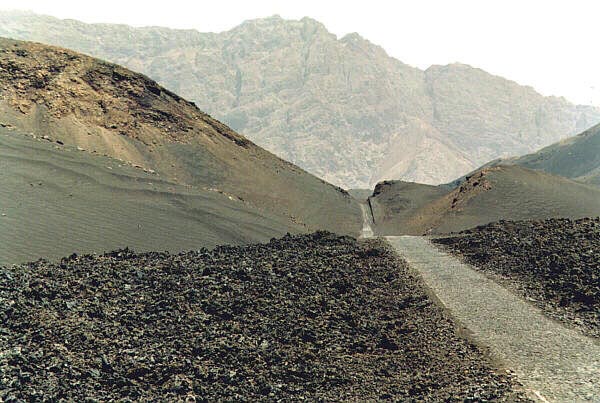 Fogo, strada scavata nella lava