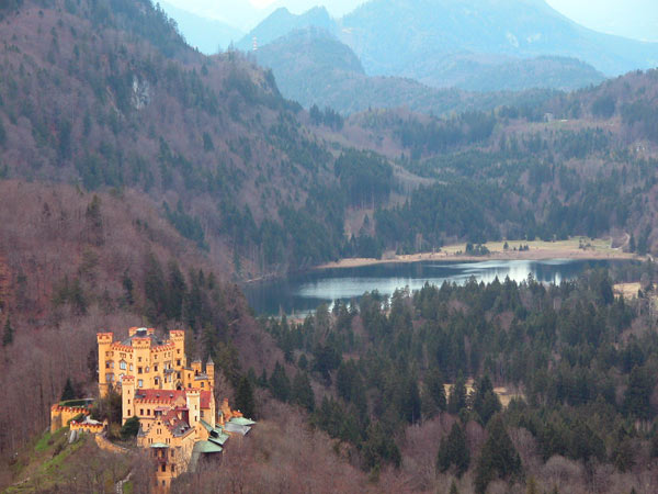 Hoheschwangau e sullo sfondo l'Alpese