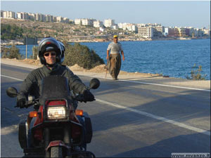 Costa Mediterranea. Mototuristi... e pastore con maglia  Valentino